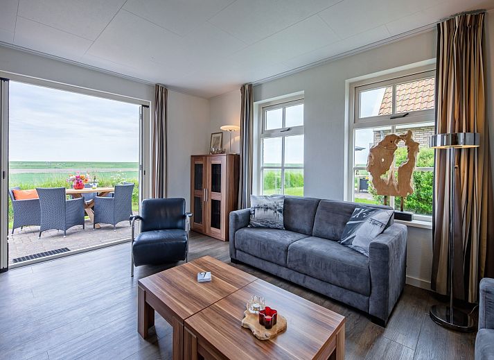 Malerisches Ferienhaus De Waddenschelpjes - De Mossel in Oosterend, Texel, umgeben von einem gruenen Garten.