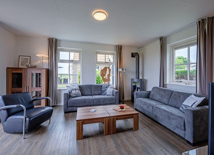 Malerisches Ferienhaus De Waddenschelpjes - De Mossel in Oosterend, Texel, umgeben von einem gruenen Garten.