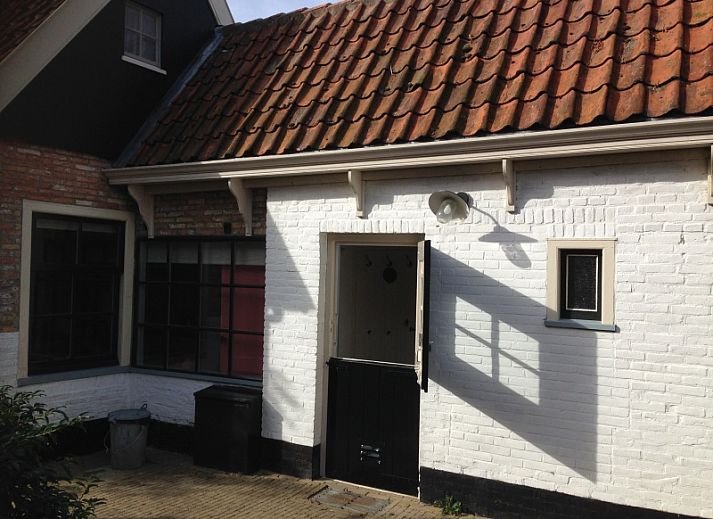 Achterzijde van Vissershuisje De Bruinvis in Oudeschild, Texel, vakantiehuis met zonnige buitenruimte op de Waddeneilanden.