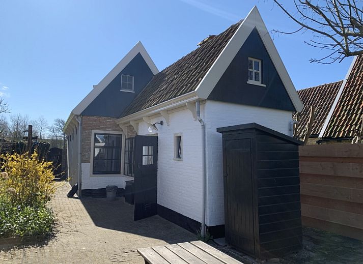 Achterzijde van Vissershuisje De Bruinvis in Oudeschild, Texel, vakantiehuis met zonnige buitenruimte op de Waddeneilanden.