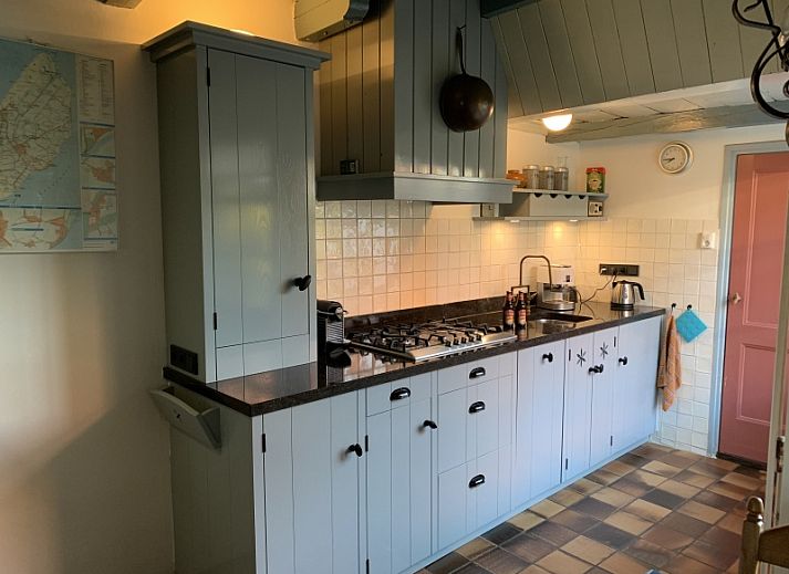 Achterzijde van Vissershuisje De Bruinvis in Oudeschild, Texel, vakantiehuis met zonnige buitenruimte op de Waddeneilanden.