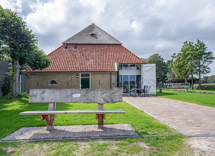 Cottage in Oudeschild, Ferienhaus in Oudeschild, Texel mit rustikalem Aeusseren und gruener Umgebung.