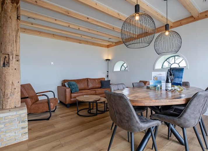 Cottage in Oudeschild, Ferienhaus in Oudeschild, Texel mit rustikalem Aeusseren und gruener Umgebung.