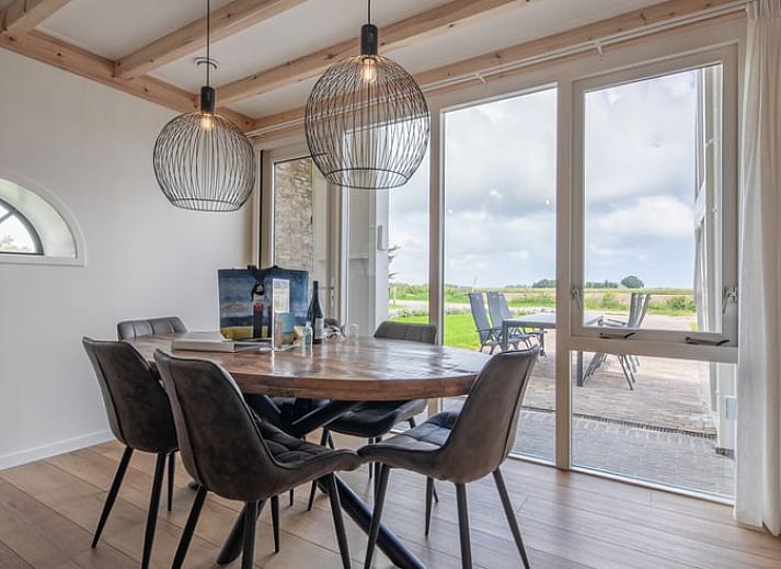 Cottage in Oudeschild, Ferienhaus in Oudeschild, Texel mit rustikalem Aeusseren und gruener Umgebung.