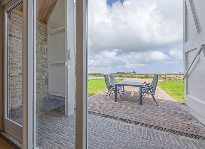 Cottage in Oudeschild, Ferienhaus in Oudeschild, Texel mit rustikalem Aeusseren und gruener Umgebung.