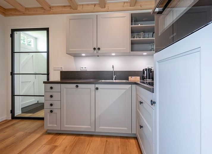 Cottage in Oudeschild, Ferienhaus in Oudeschild, Texel mit rustikalem Aeusseren und gruener Umgebung.