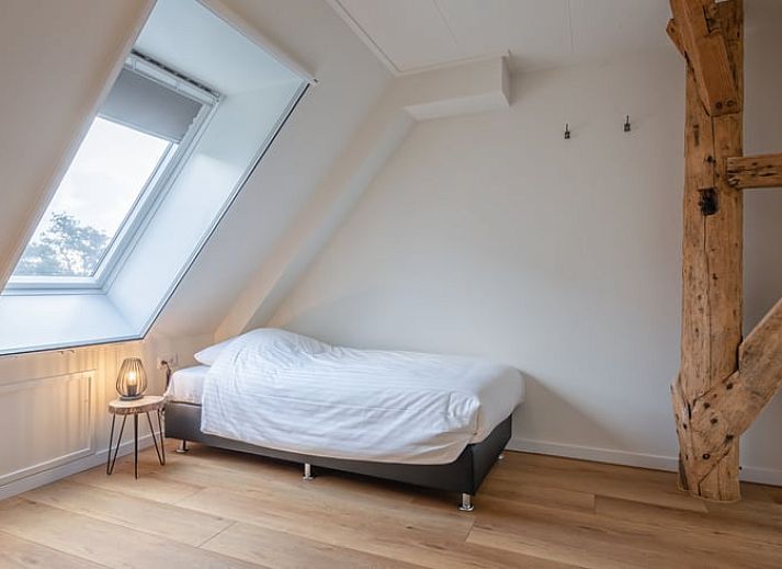 Esszimmer im Ferienhaus in Oudeschild, Texel, mit Blick auf die Natur und moderner Einrichtung.