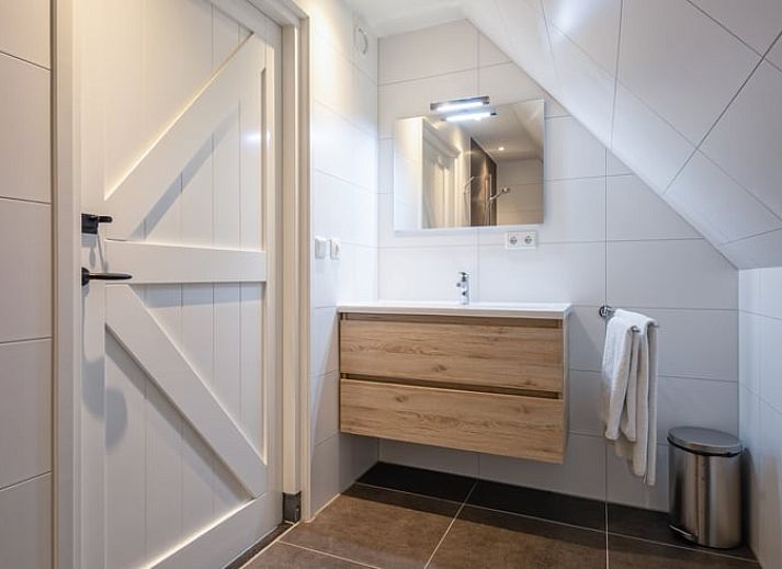 Esszimmer im Ferienhaus in Oudeschild, Texel, mit Blick auf die Natur und moderner Einrichtung.