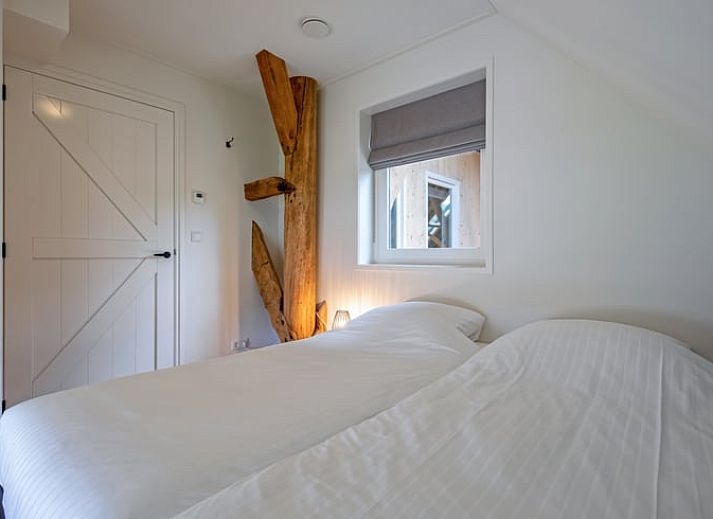 Esszimmer im Ferienhaus in Oudeschild, Texel, mit Blick auf die Natur und moderner Einrichtung.