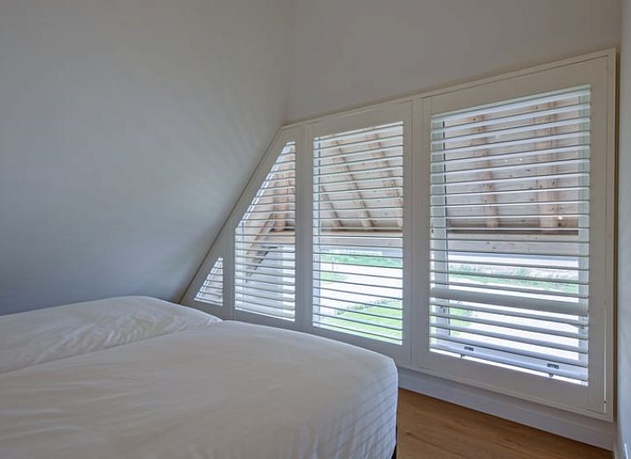 Esszimmer im Ferienhaus in Oudeschild, Texel, mit Blick auf die Natur und moderner Einrichtung.