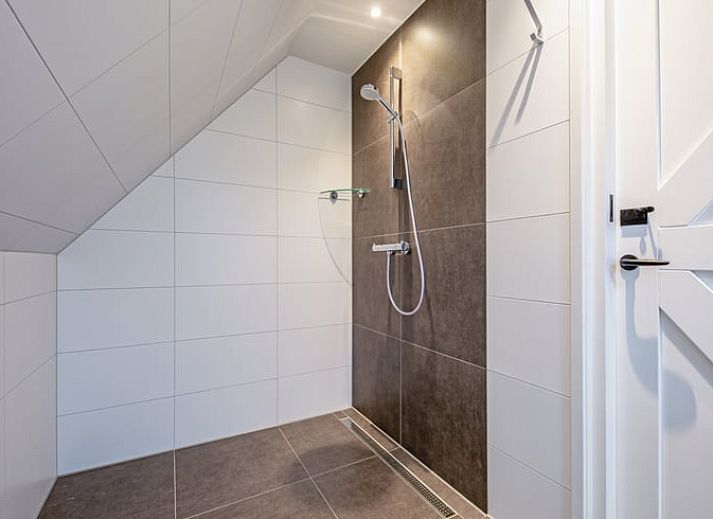 Terrasse von Cottage in Oudeschild, Ferienhaus auf Texel, mit schoener Aussicht auf die Felder.