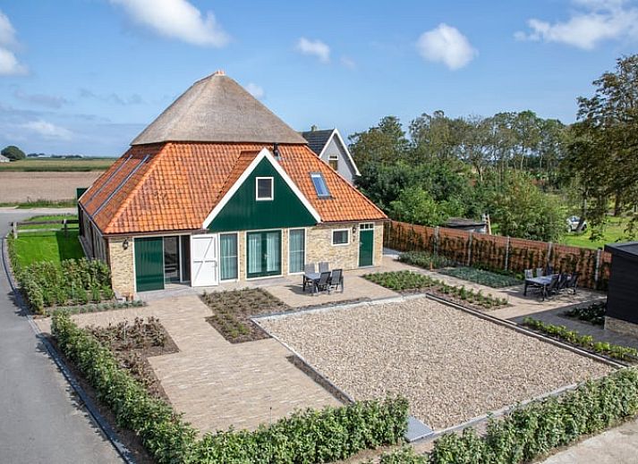 Terrasse von Cottage in Oudeschild, Ferienhaus auf Texel, mit schoener Aussicht auf die Felder.
