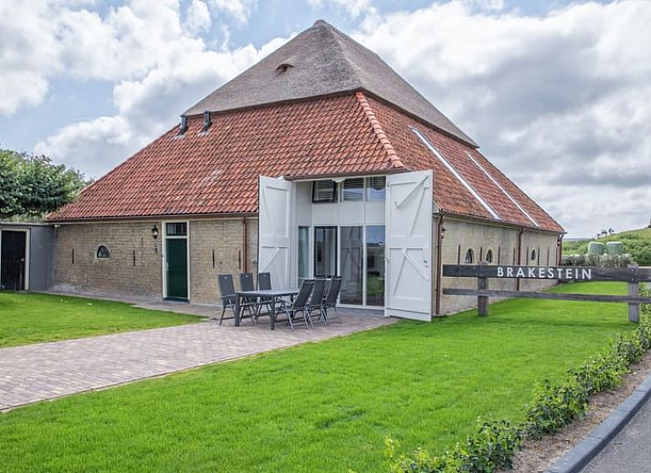 Terrasse von Cottage in Oudeschild, Ferienhaus auf Texel, mit schoener Aussicht auf die Felder.