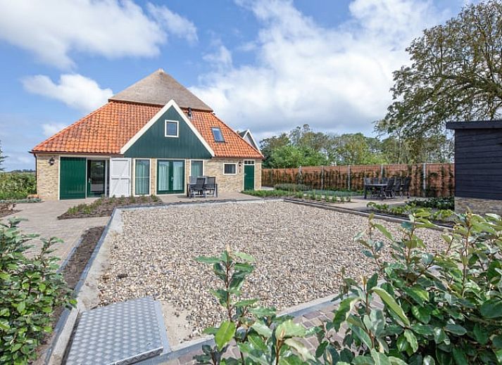Moderne Kueche im Ferienhaus in Oudeschild, Texel, mit stilvollen Schraenken und Geraeten.
