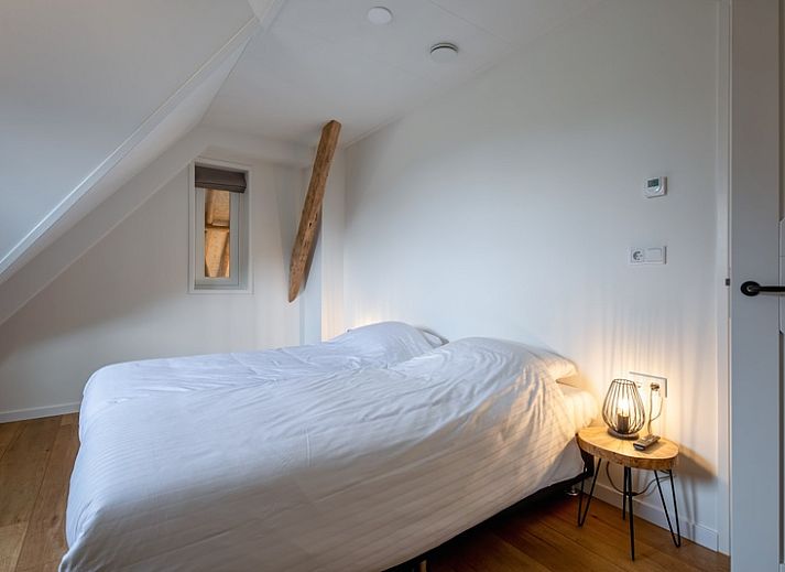 Cozy sitting area in Apartment C, Oudeschild, Texel with comfortable leather chairs.