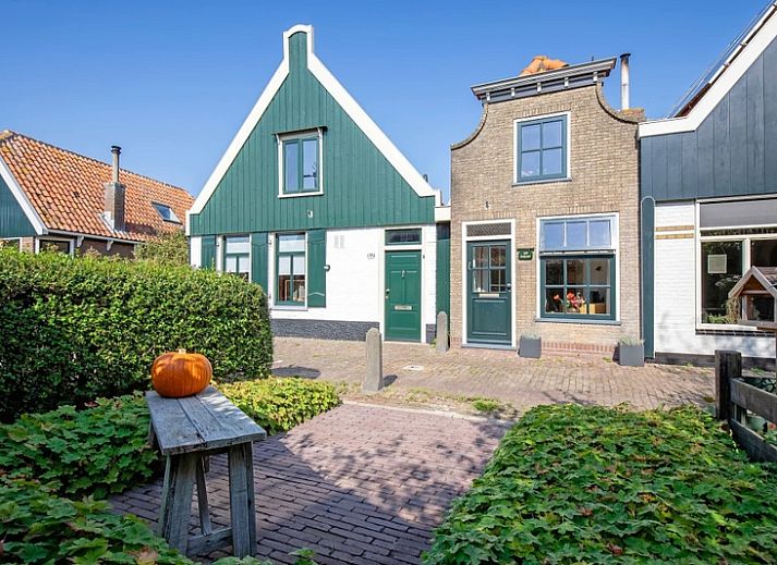 Het Bakkerijtje vakantiehuis in Oudeschild, Texel met charmante gevel en zonnige voortuin.