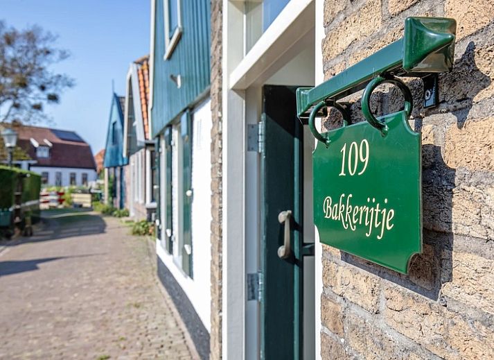 Het Bakkerijtje vakantiehuis in Oudeschild, Texel met charmante gevel en zonnige voortuin.