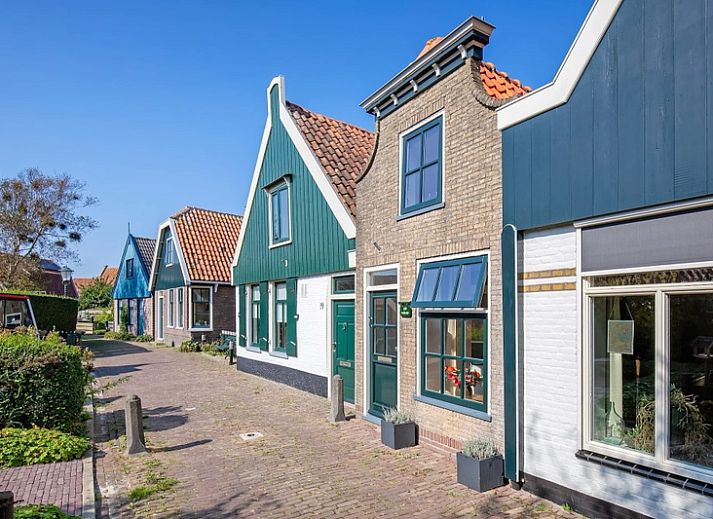 Het Bakkerijtje vakantiehuis in Oudeschild, Texel met charmante gevel en zonnige voortuin.