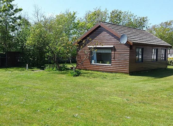 Cozy vacation home West Den Burg with terrace in Den Burg, Texel. Enjoy the green surroundings on the beautiful Wadden Islands.