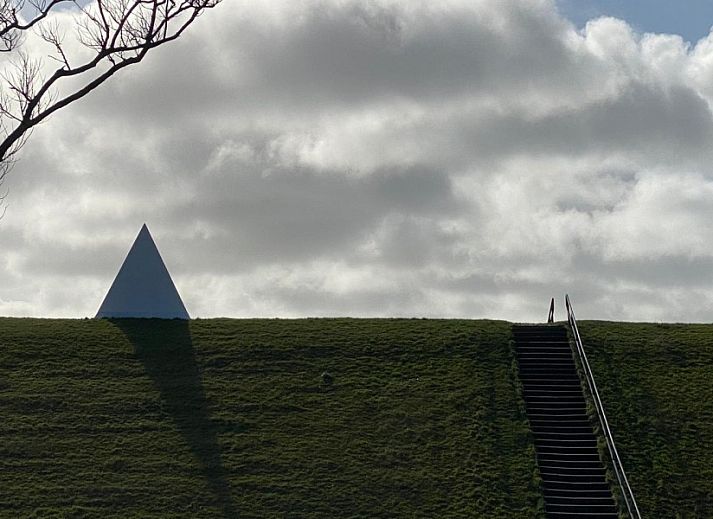 Moderne televisiehoek in B&B de witte punt Texel, Oudeschild, met koffiezetapparaat en houten tafel.