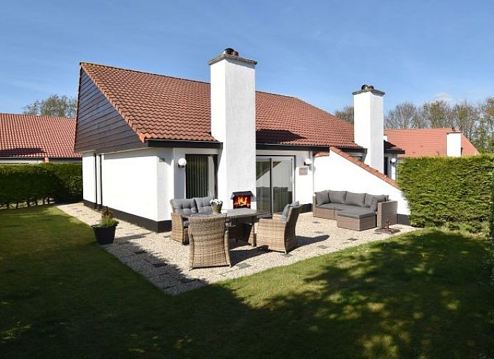 Alkema bungalow rental Gortersmient in Dennenbos Texel with sunny terrace and comfortable seating.