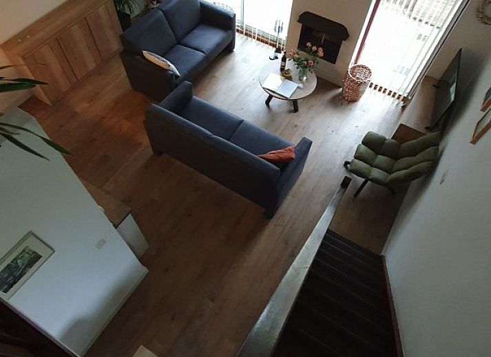 Alkema bungalow rental Gortersmient in Dennenbos Texel with sunny terrace and comfortable seating.