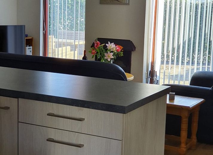 Alkema bungalow rental Gortersmient in Dennenbos Texel with sunny terrace and comfortable seating.