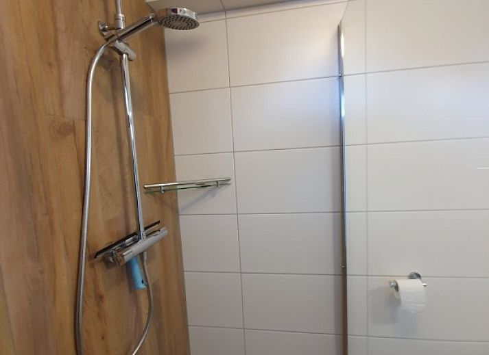 Alkema bungalow rental Gortersmient in Dennenbos Texel with sunny terrace and comfortable seating.