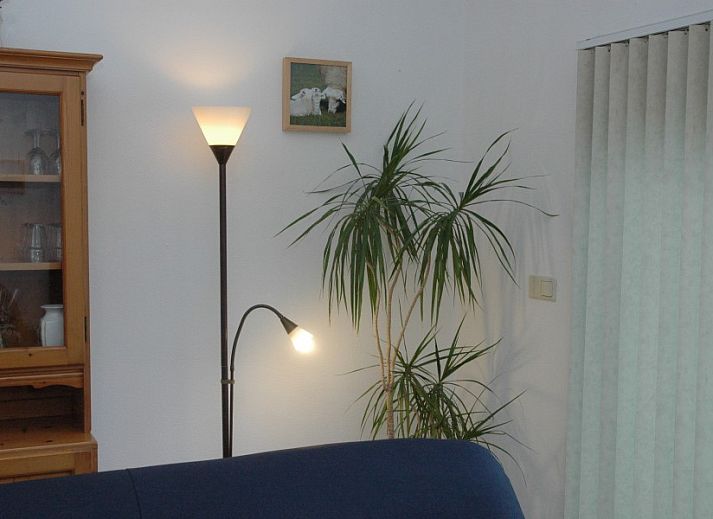 Alkema bungalow rental Gortersmient in Dennenbos Texel with sunny terrace and comfortable seating.