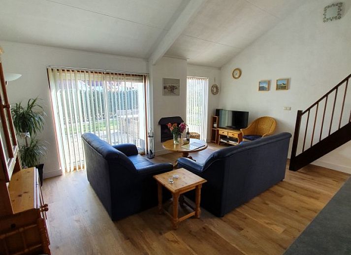 Cozy living room in Alkema bungalow rental Gortersmient, Dennenbos Texel overlooking the garden.
