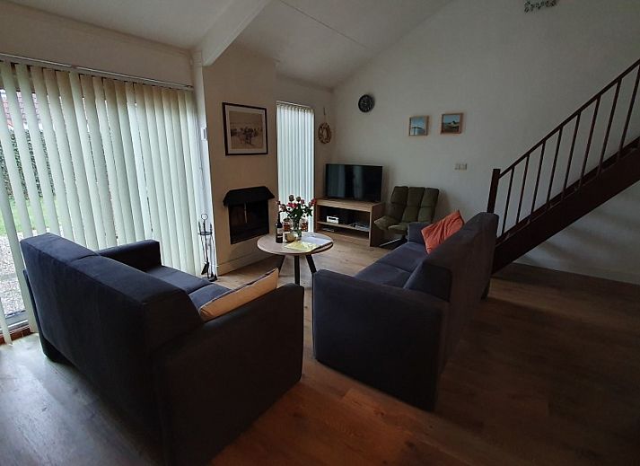 Cozy living room in Alkema bungalow rental Gortersmient, Dennenbos Texel overlooking the garden.