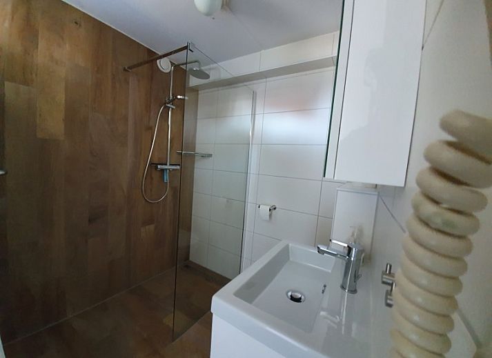 Cozy living room in Alkema bungalow rental Gortersmient, Dennenbos Texel overlooking the garden.