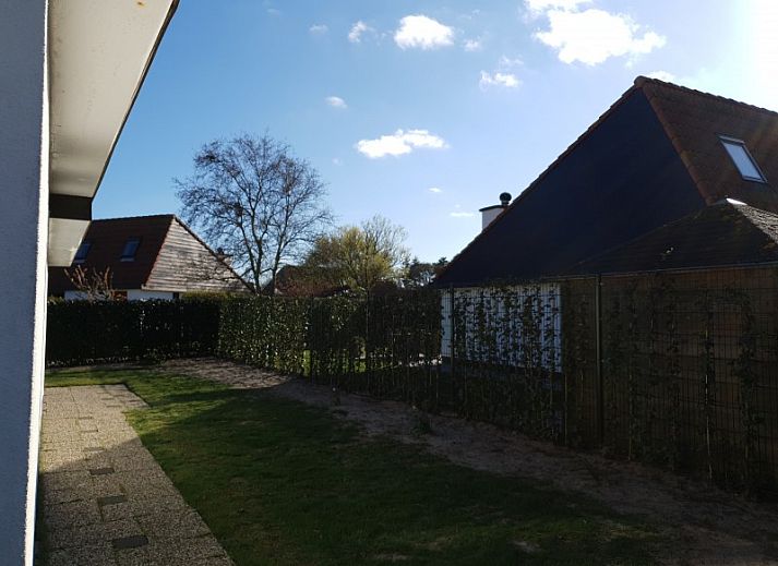 Modern kitchen in Alkema bungalow rental Gortersmient, vacation home in Dennenbos Texel with lots of natural light.