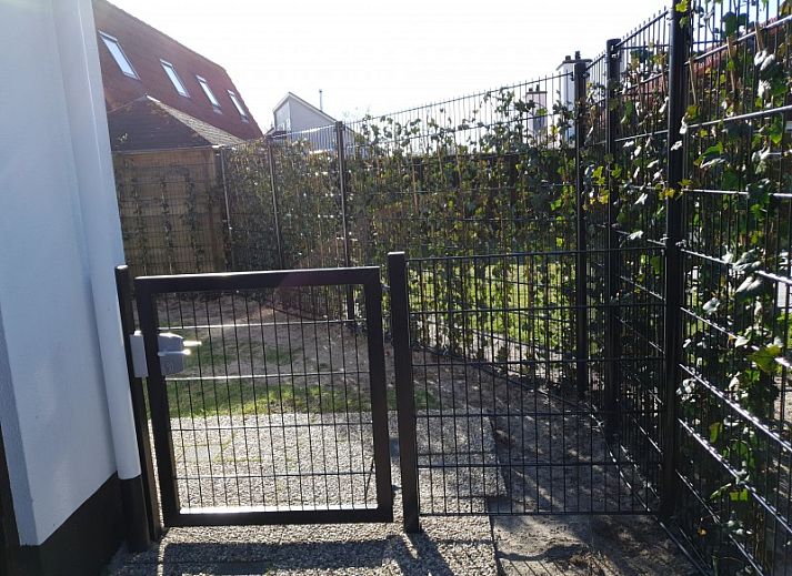 Modern kitchen in Alkema bungalow rental Gortersmient, vacation home in Dennenbos Texel with lots of natural light.