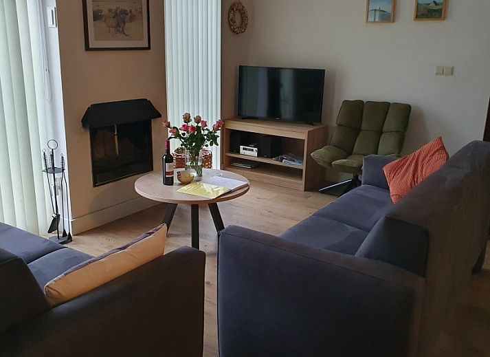 Modern kitchen in Alkema bungalow rental Gortersmient, vacation home in Dennenbos Texel with lots of natural light.