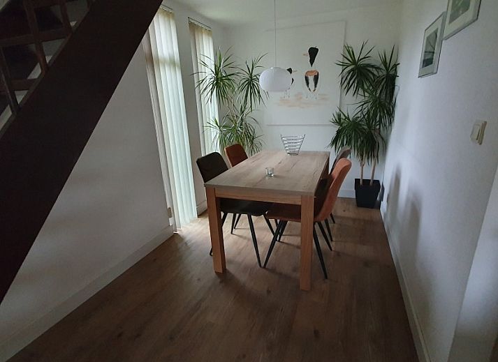 Modern kitchen in Alkema bungalow rental Gortersmient, vacation home in Dennenbos Texel with lots of natural light.