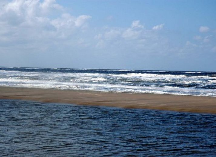 Stylish bathroom with rain shower in Alkema bungalow rental Gortersmient, Texel Wadden Islands.