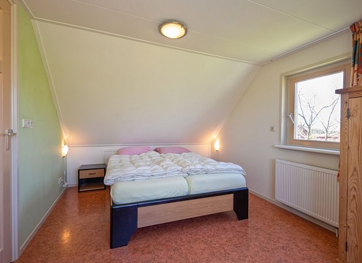 8690 - Junier - Huisman vakantiehuis in Zuid-Eierland, Texel, met zonnige gevel en groene tuin.