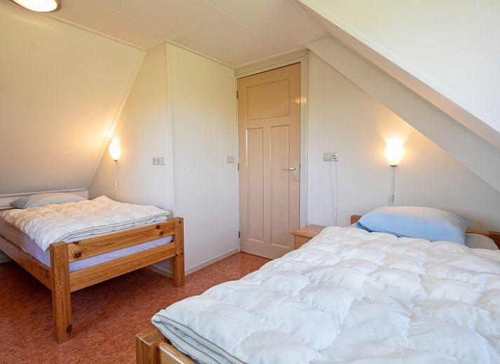 Gezellige woonkamer in 8690 - Junier - Huisman vakantiehuis, Zuid-Eierland, Texel, met uitzicht op de tuin.