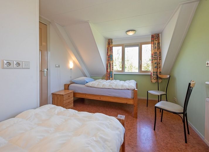 Gezellige woonkamer in 8690 - Junier - Huisman vakantiehuis, Zuid-Eierland, Texel, met uitzicht op de tuin.