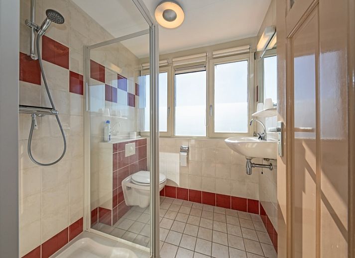 Gezellige woonkamer in 8690 - Junier - Huisman vakantiehuis, Zuid-Eierland, Texel, met uitzicht op de tuin.