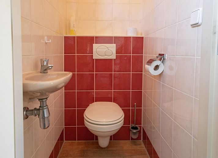 Gezellige woonkamer in 8690 - Junier - Huisman vakantiehuis, Zuid-Eierland, Texel, met uitzicht op de tuin.