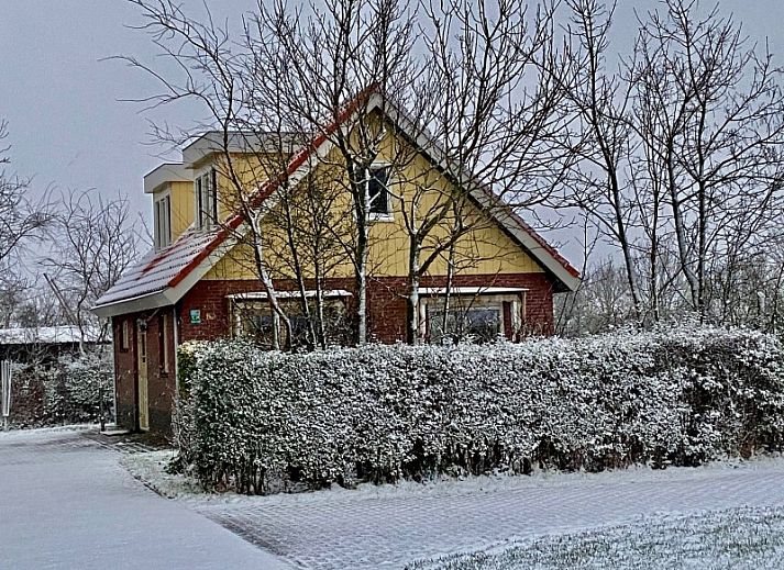 Gezellige woonkamer in 8690 - Junier - Huisman vakantiehuis, Zuid-Eierland, Texel, met uitzicht op de tuin.