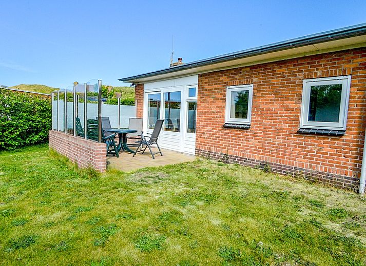Terras bij Bungalowpark Slufteroord - Slufterbungalows 362 in Zuid-Eierland, Texel met uitzicht op groene tuin.