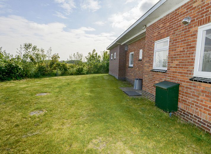 Terras bij Bungalowpark Slufteroord - Slufterbungalows 362 in Zuid-Eierland, Texel met uitzicht op groene tuin.