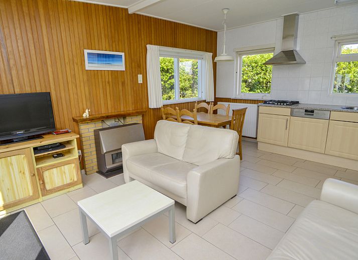 Achtertuin van vakantiehuis Slufterbungalows 362 in Bungalowpark Slufteroord, Texel omgeven door weelderige natuur.