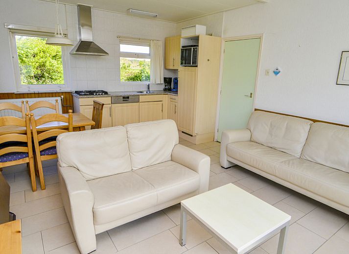 Achtertuin van vakantiehuis Slufterbungalows 362 in Bungalowpark Slufteroord, Texel omgeven door weelderige natuur.