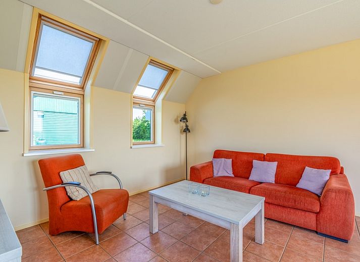 Gezellige woonkamer van De Vijf Sterren vakantiehuis in Zuid-Eierland, Texel met comfortabele zithoek en natuurlijk licht.