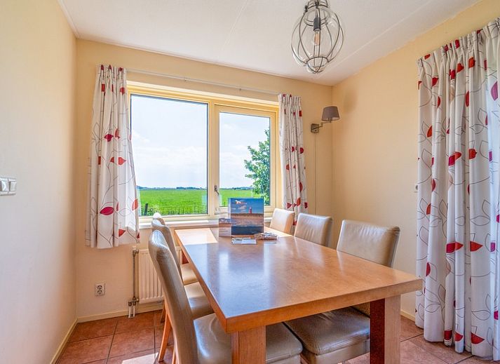 Gezellige woonkamer van De Vijf Sterren vakantiehuis in Zuid-Eierland, Texel met comfortabele zithoek en natuurlijk licht.