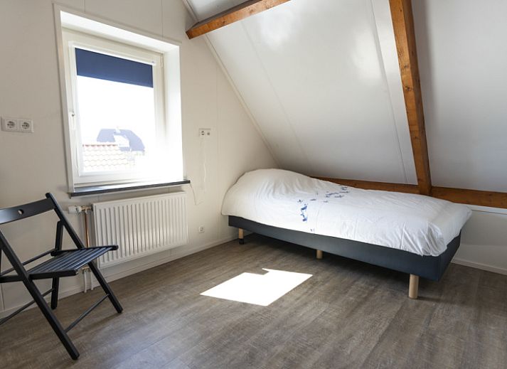 Esszimmer des Ferienhauses Duunkruud in Zuid-Eierland, Texel, mit Blick auf den Garten.